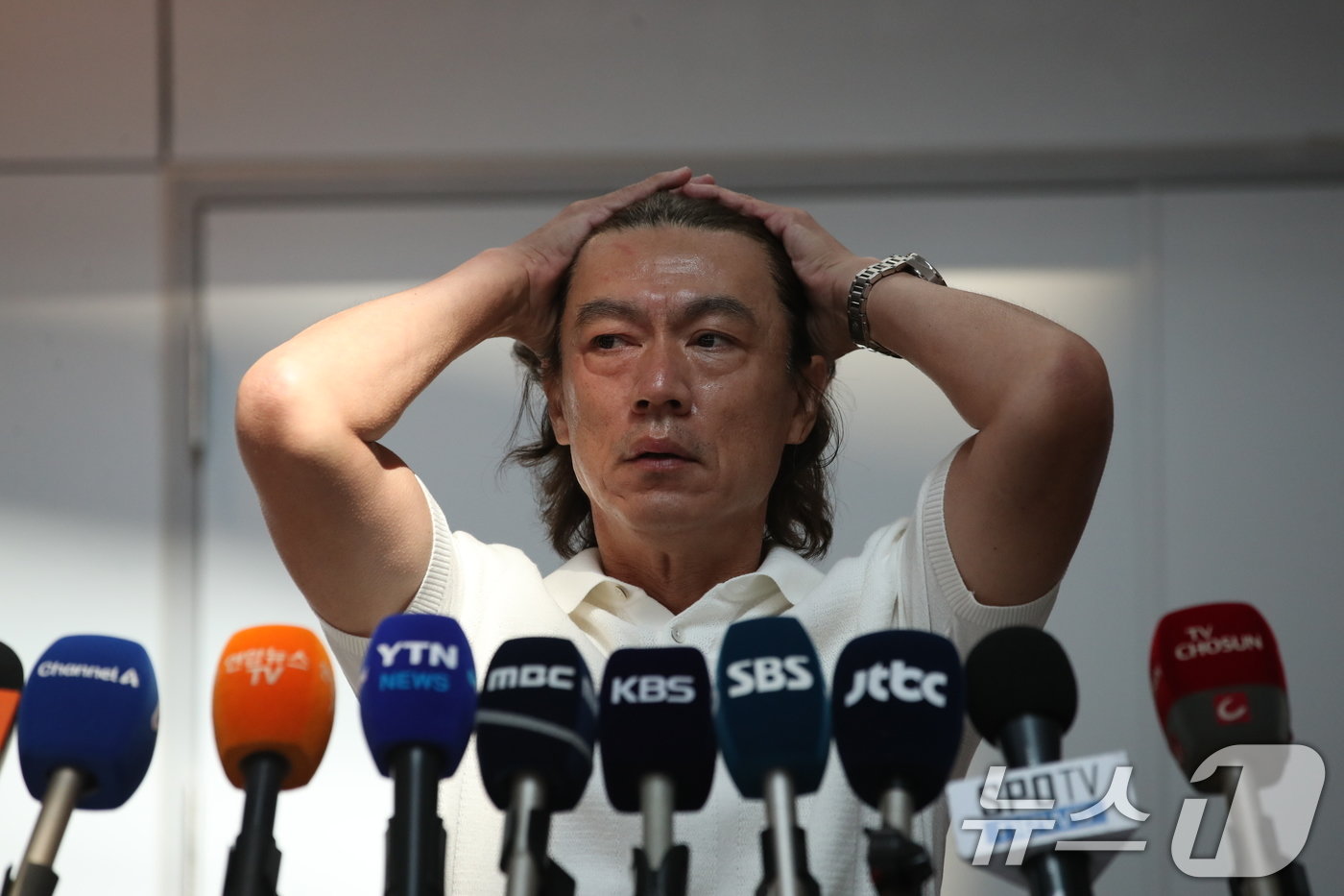 본문 이미지 - 홍명보 신임 축구대표팀 감독이 15일 오전 외국인 코칭스태프 선임 관련 업무를 위해 인천국제공항을 통해 출국하기 전 취재진과 인터뷰하고 있다. 2024.7.15/뉴스1 ⓒ News1 이승배 기자
