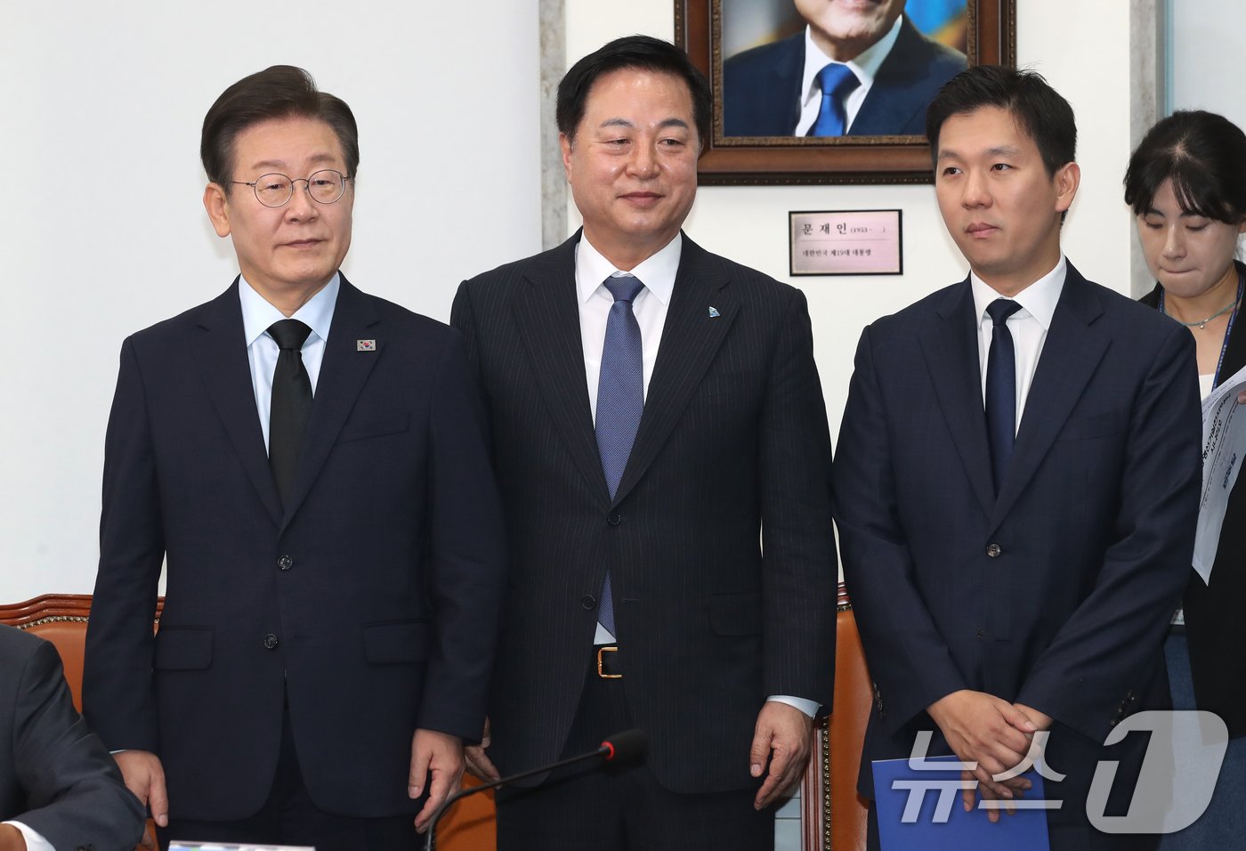 본문 이미지 - 이재명(왼쪽부터), 김두관, 김지수 더불어민주당 당대표 후보가 15일 오전 서울 여의도 국회에서 열린 제1회 전국당원대회 후보자 공명선거실천 서약식에 참석해 나란히 서 있다. 2024.7.15/뉴스1 ⓒ News1 이광호 기자