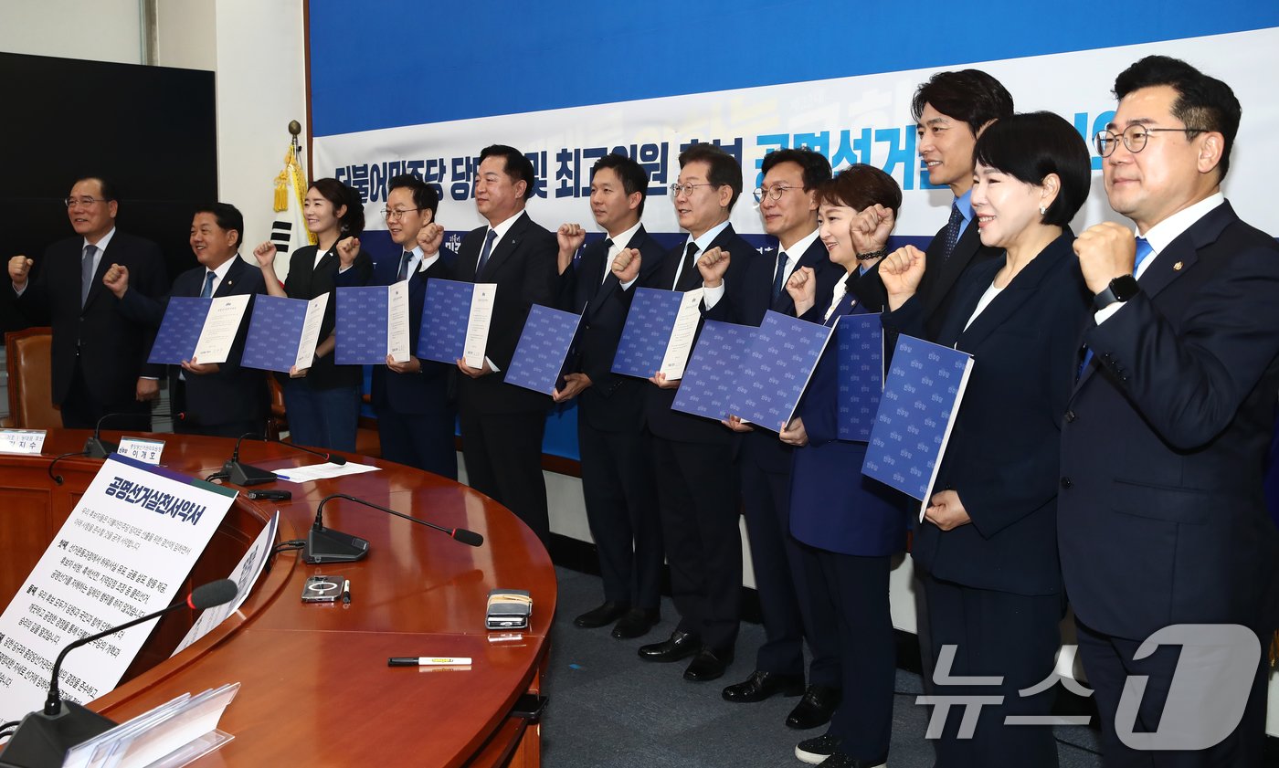 본문 이미지 - 15일 오전 서울 여의도 국회에서 열린 더불어민주당 제1회 전국당원대회 후보자 공명선거실천 서약식에서 당대표 및 최고위원 후보자들이 기념 촬영을 하고 있다. 왼쪽부터 이개호 선관위원장, 김병주, 강선우, 정봉주 최고위원 후보, 김두관, 김지수, 이재명 당대표 후보, 김민석, 이언주, 한준호, 전현희 최고위원 후보, 박찬대 당대표 직무대행 겸 원내대표. 2024.7.15/뉴스1 ⓒ News1 이광호 기자