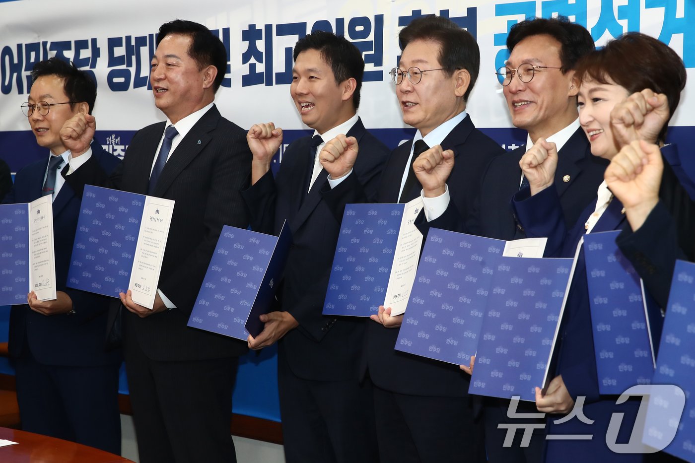 본문 이미지 - 더불어민주당 김두관(왼쪽 두번째 부터), 김지수 ,이재명 당대표 후보가 15일 오전 서울 여의도 국회에서 열린 더불어민주당 제1회 전국당원대회 후보자 공명선거실천 서약식에서 최고위원 후보자들과 기념촬영을 하고 있다. 2024.7.15/뉴스1 ⓒ News1 이광호 기자