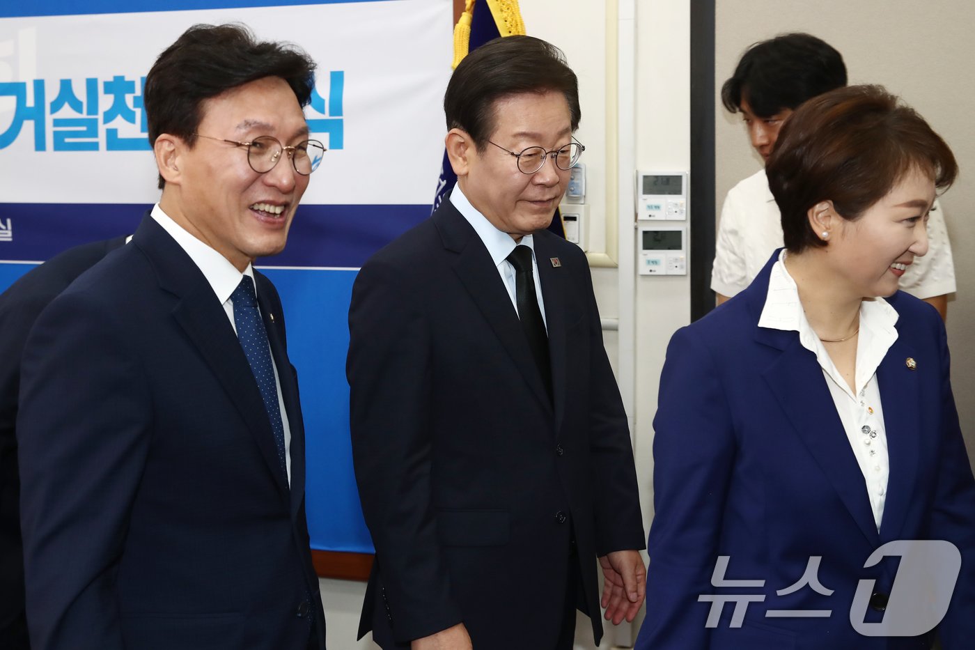 본문 이미지 - 이재명 더불어민주당 당대표 후보가 15일 오전 서울 여의도 국회에서 열린 제1회 전국당원대회 후보자 공명선거실천 서약식을 마치고 최고위원후보들과 함께 나서고 있다. 2024.7.15/뉴스1 ⓒ News1 이광호 기자