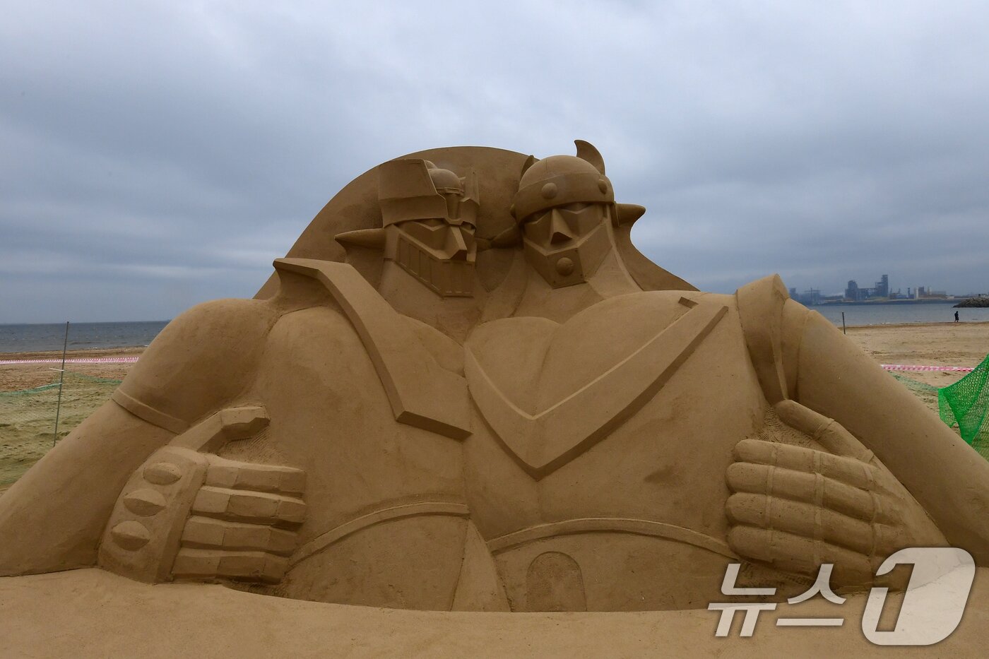 본문 이미지 - 15일 경북 포항시 북구 영일대해수욕장에 모래조각 작품이 설치되고 있다. 2024.7.15/뉴스1 ⓒ News1 최창호 기자