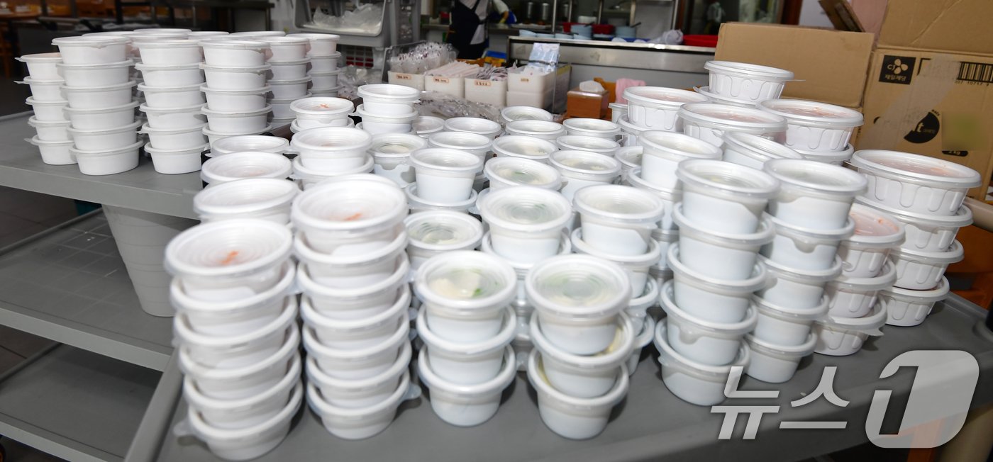 본문 이미지 - 초복인 15일 경북 포항시 남구에 있는 한 삼계탕 전문식당에서 종업원들이 포장용기를 준비하고 있다. 2024.7.15/뉴스1 ⓒ News1 최창호 기자