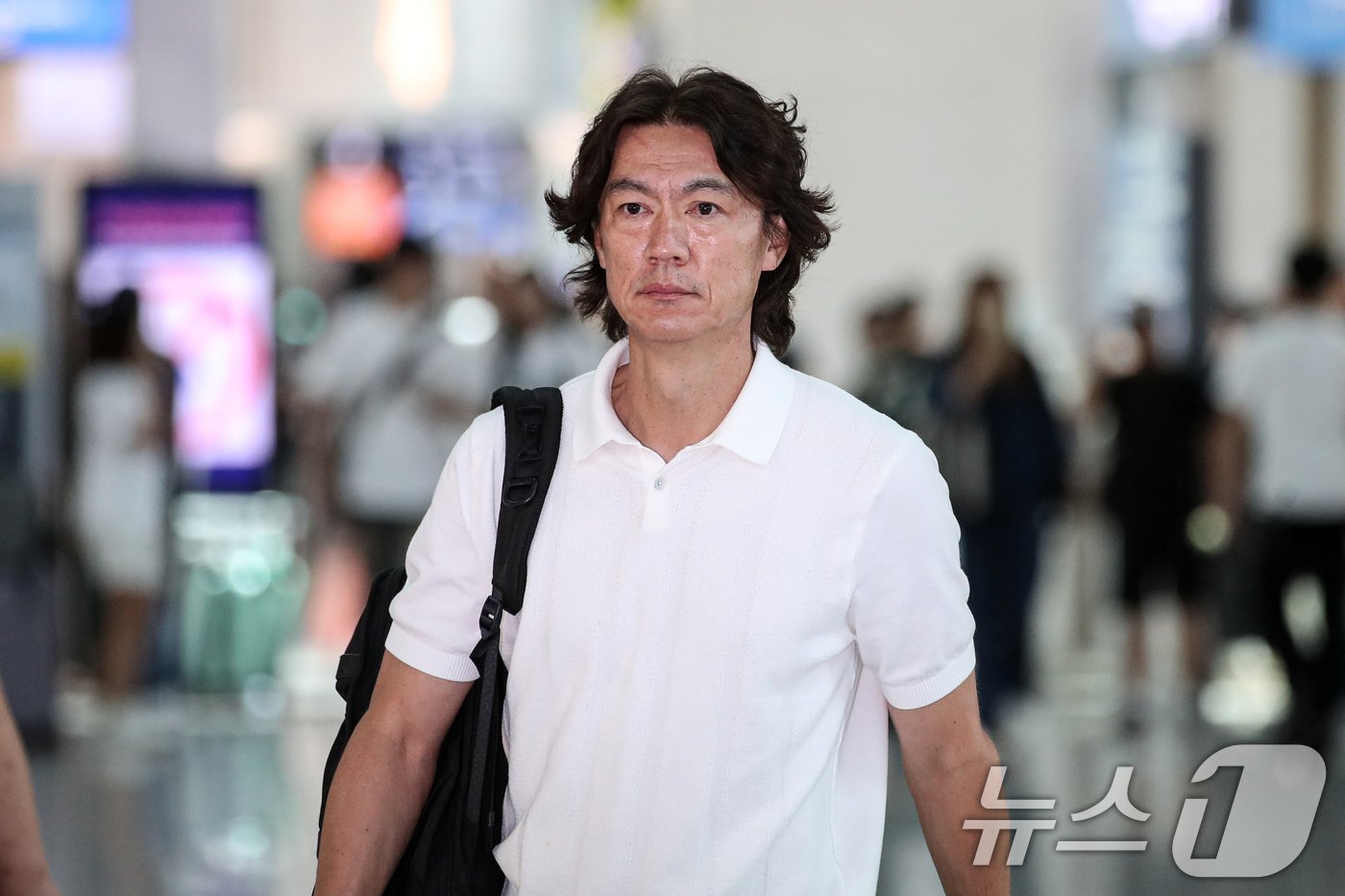 본문 이미지 - 홍명보 신임 축구대표팀 감독이 15일 오전 외국인 코칭스태프 선임 관련 업무를 위해 인천국제공항을 통해 출국하기 전 취재진과 인터뷰를 위해 발걸음을 옮기고 있다. 2024.7.15/뉴스1 ⓒ News1 이승배 기자