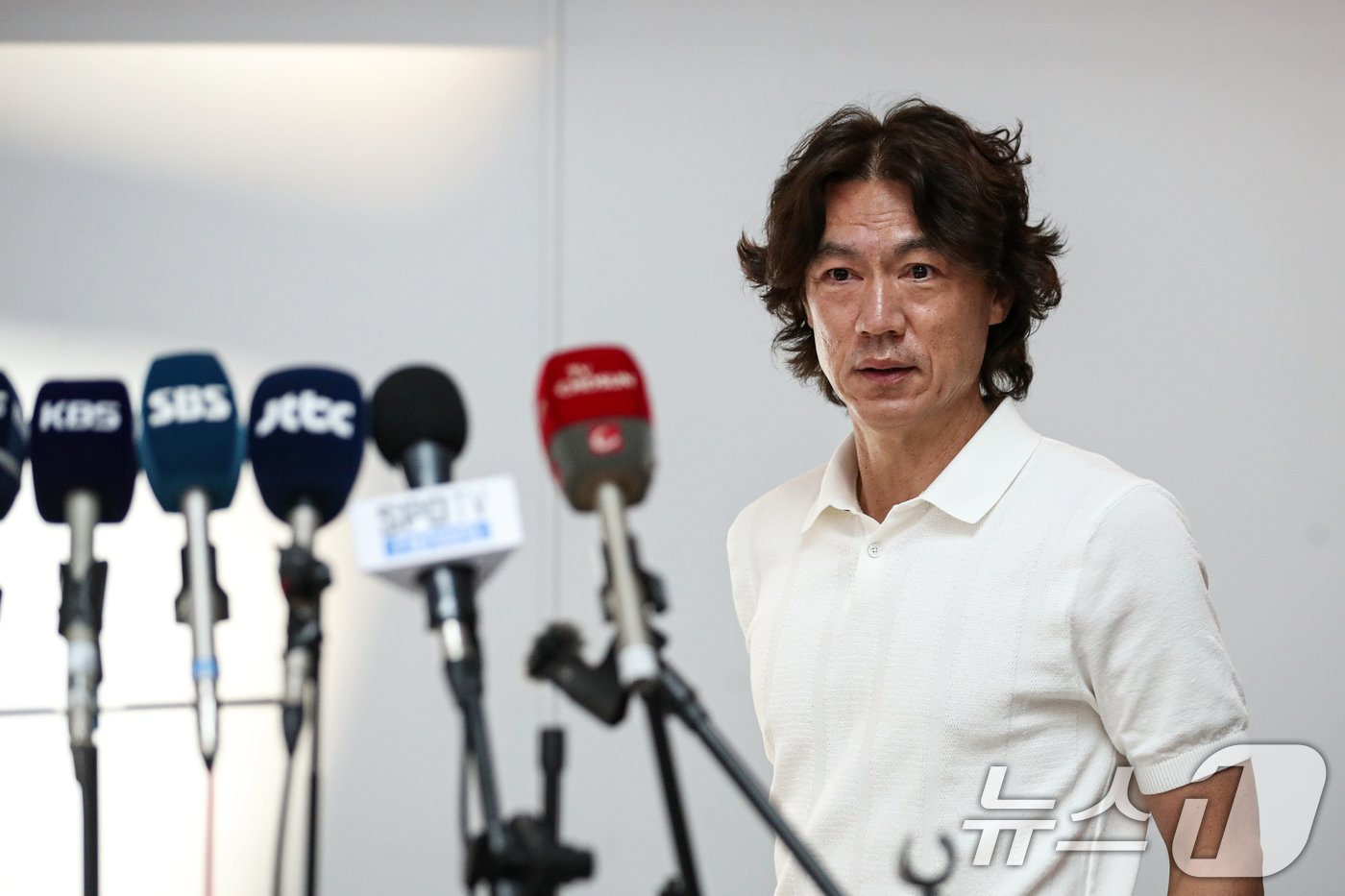 본문 이미지 - 홍명보 신임 축구대표팀 감독이 15일 오전 외국인 코칭스태프 선임 관련 업무를 위해 인천국제공항을 통해 출국하기 전 취재진과 인터뷰를 위해 마이크 앞으로 다가서고 있다. 2024.7.15/뉴스1 ⓒ News1 이승배 기자