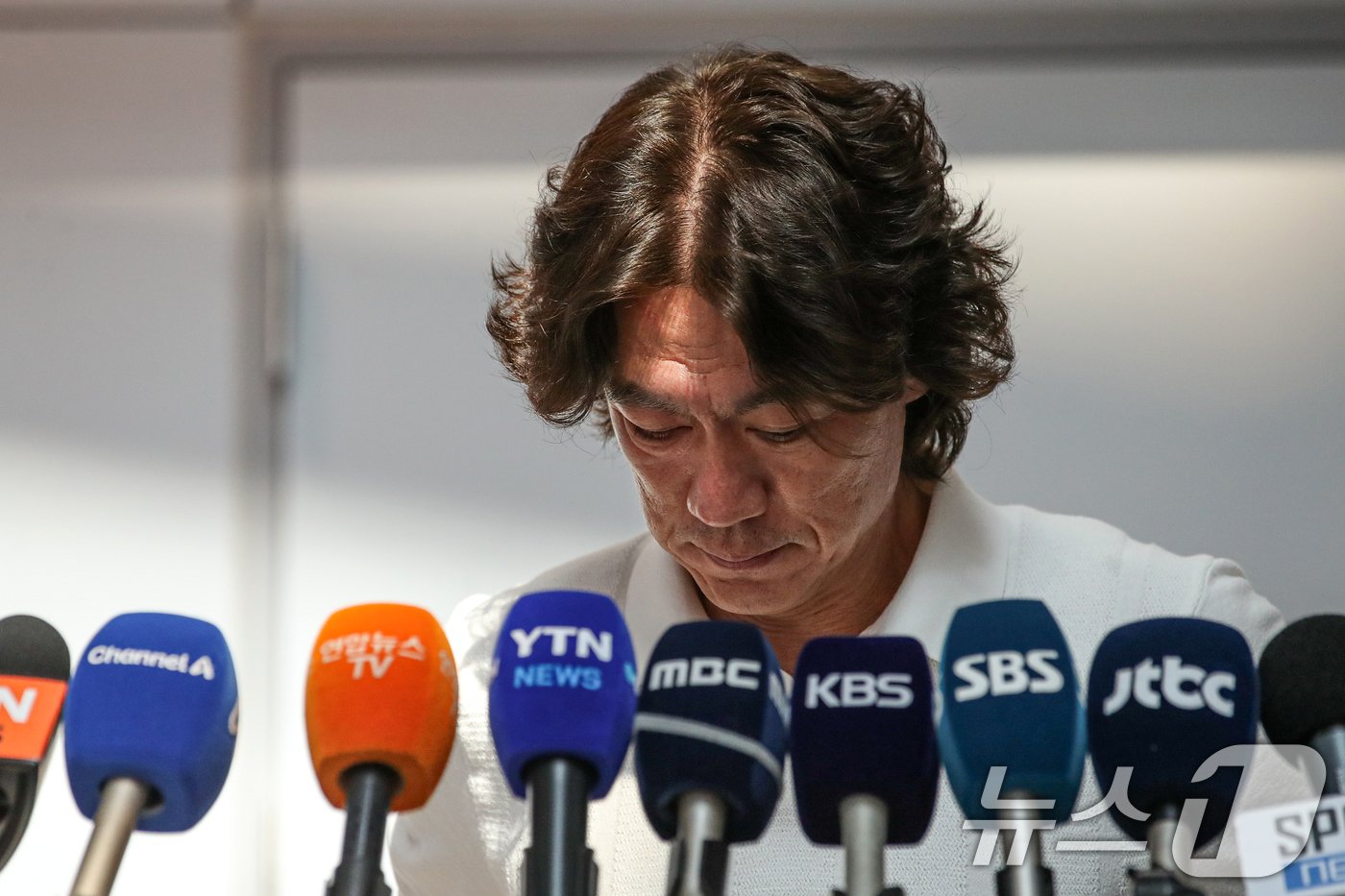 본문 이미지 - 홍명보 신임 축구대표팀 감독이 15일 오전 외국인 코칭스태프 선임 관련 업무를 위해 인천국제공항을 통해 출국하기 전 취재진과 인터뷰를 위해 마이크 앞에 자리잡고 있다. 2024.7.15/뉴스1 ⓒ News1 이승배 기자