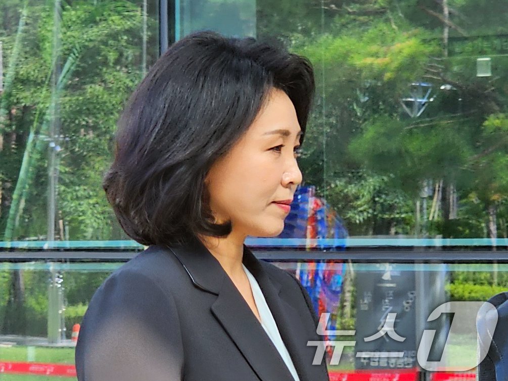 본문 이미지 - 공직선거법 위반 혐의로 불구속 기소된 이재명 더불어민주당 전 대표의 배우자 김혜경씨가 15일 경기 수원시 영통구 수원지방법원에서 열린 공판에 출석하고 있다. 2024.7.15/뉴스1 ⓒ News1 김기현 기자