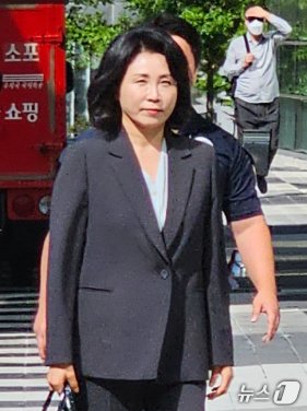 공직선거법 위반 혐의로 불구속 기소된 이재명 더불어민주당 전 대표의 배우자 김혜경씨가 15일 경기 수원시 영통구 수원지방법원에서 열린 공판에 출석하고 있다. 2024.7.15/뉴스1 ⓒ News1 김기현 기자