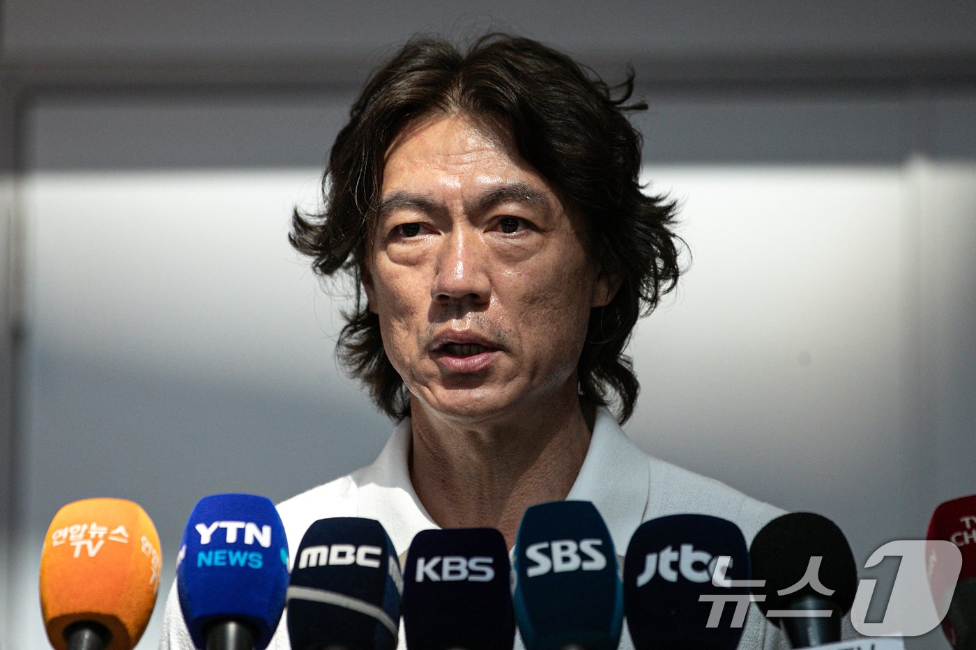 본문 이미지 - 홍명보 신임 축구대표팀 감독이 15일 오전 외국인 코칭스태프 선임 관련 업무를 위해 인천국제공항을 통해 출국하기 전 취재진과 인터뷰하고 있다. 2024.7.15/뉴스1 ⓒ News1 이승배 기자