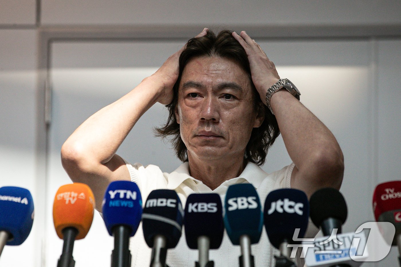 본문 이미지 - 홍명보 신임 축구대표팀 감독이 15일 오전 외국인 코칭스태프 선임 관련 업무를 위해 인천국제공항을 통해 출국하기 전 취재진과 인터뷰하고 있다. 2024.7.15/뉴스1 ⓒ News1 이승배 기자