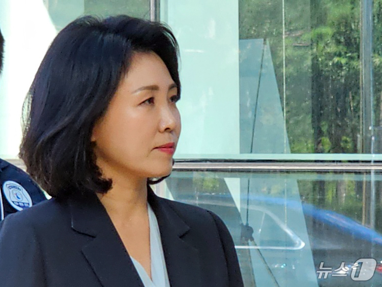 (수원=뉴스1) 김기현 기자 = 공직선거법 위반 혐의로 불구속 기소된 이재명 더불어민주당 전 대표의 배우자 김혜경씨가 15일 경기 수원시 영통구 수원지방법원에서 열린 공판에 출석하 …