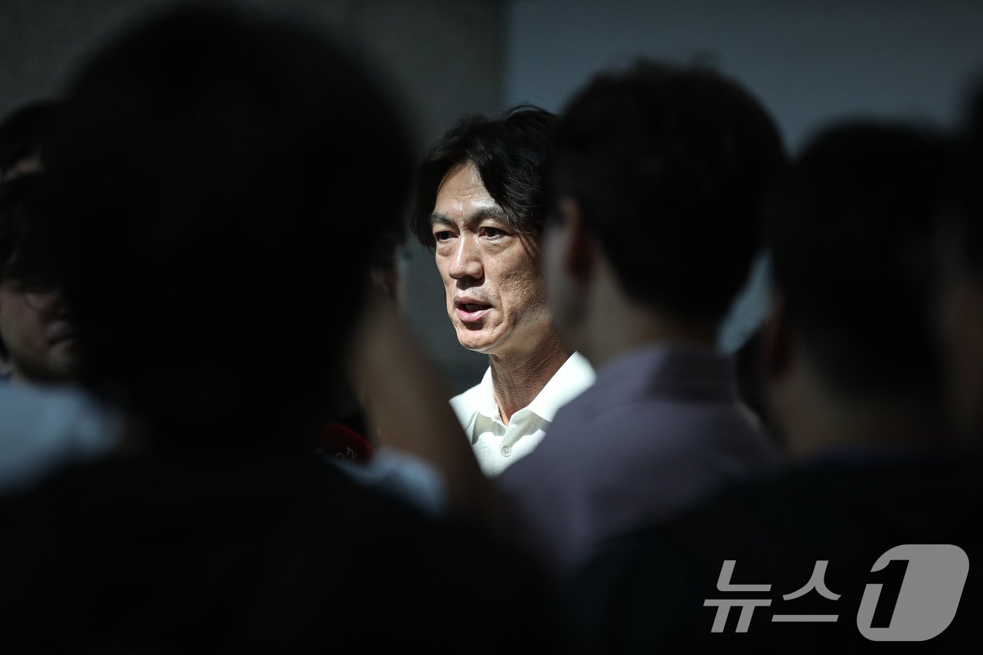 본문 이미지 - 홍명보 신임 축구대표팀 감독이 15일 오전 외국인 코칭스태프 선임 관련 업무를 위해 인천국제공항을 통해 출국하기 전 취재진과 인터뷰하고 있다. 2024.7.15/뉴스1 ⓒ News1 이승배 기자