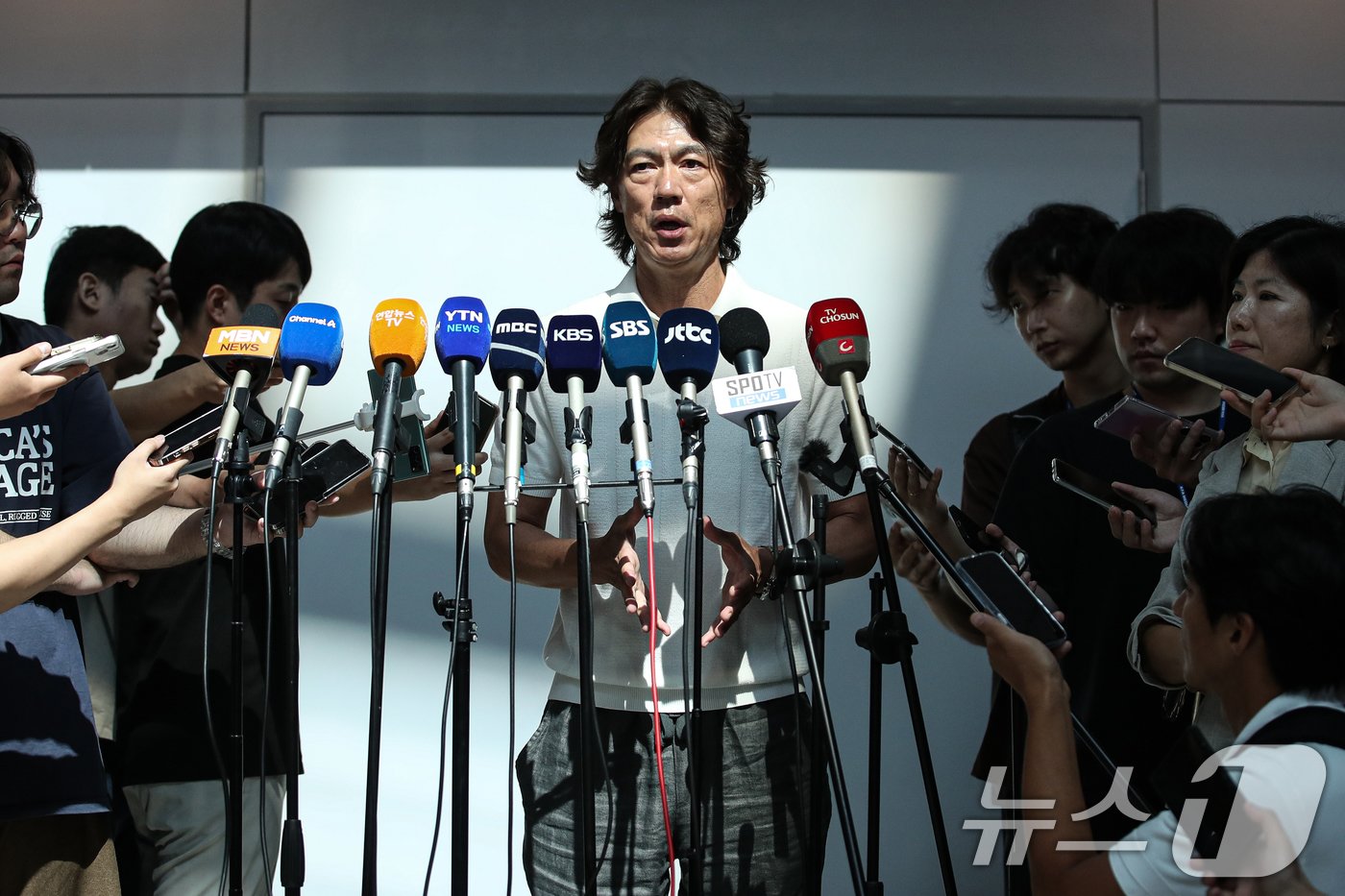 본문 이미지 - 홍명보 신임 축구대표팀 감독이 15일 오전 외국인 코칭스태프 선임 관련 업무를 위해 인천국제공항을 통해 출국하기 전 취재진과 인터뷰하고 있다. 2024.7.15/뉴스1 ⓒ News1 이승배 기자