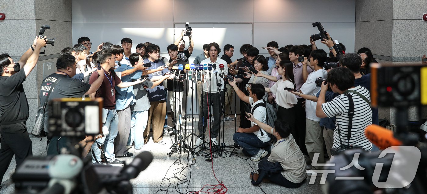 본문 이미지 - 홍명보 신임 축구대표팀 감독이 15일 오전 외국인 코칭스태프 선임 관련 업무를 위해 인천국제공항을 통해 출국하기 전 취재진과 인터뷰하고 있다. 2024.7.15/뉴스1 ⓒ News1 이승배 기자