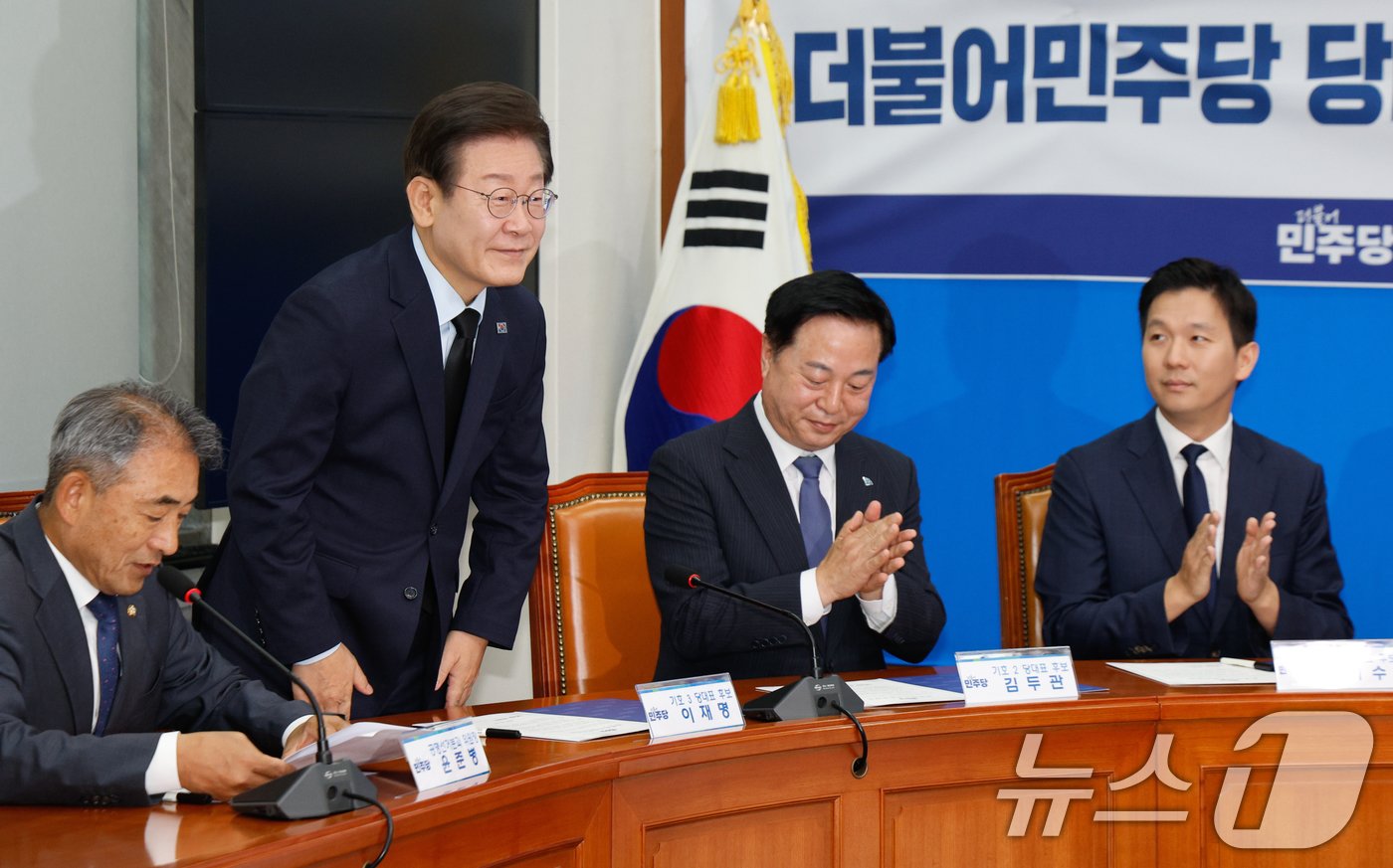 본문 이미지 - 이재명, 김두관, 김지수 더불어민주당 당대표 후보가 15일 오전 서울 여의도 국회에서 제1회 전국당원대회 후보자 공명선거실천 서약식에 참석하고 있다. 2024.7.15/뉴스1 ⓒ News1 안은나 기자