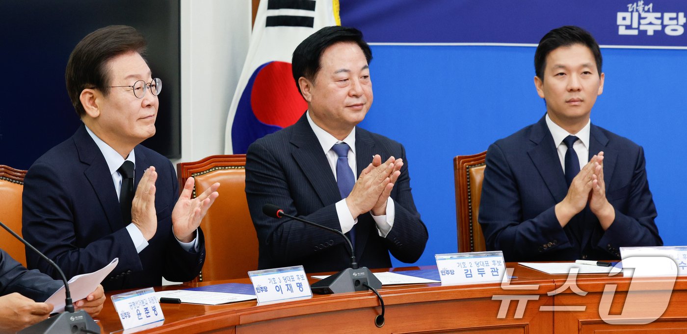 본문 이미지 - 이재명(왼쪽부터), 김두관, 김지수 더불어민주당 당대표 후보가 15일 오전 서울 여의도 국회에서 제1회 전국당원대회 후보자 공명선거실천 서약식에서 손뼉치고 있다. 2024.7.15/뉴스1 ⓒ News1 안은나 기자