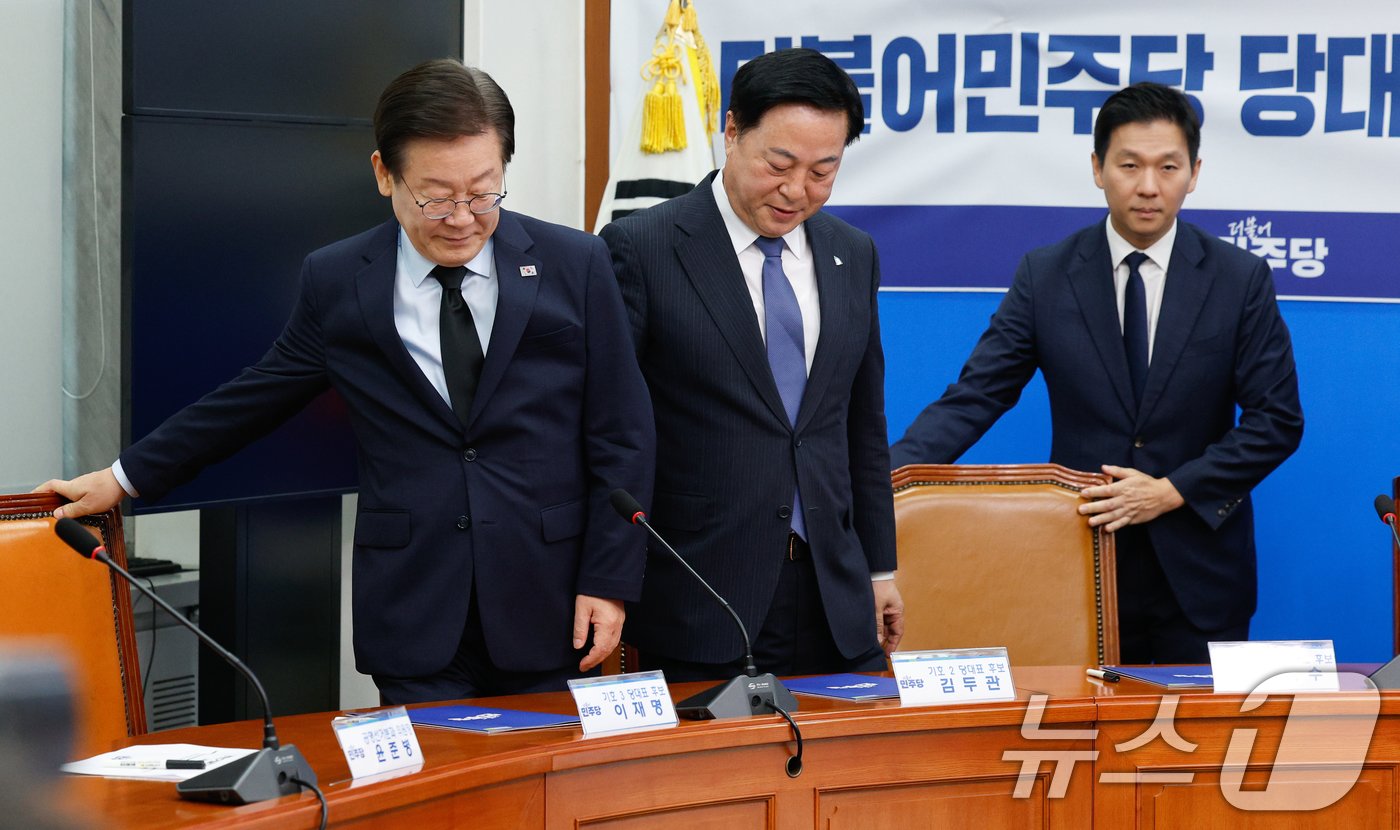 이재명&#40;왼쪽부터&#41;, 김두관, 김지수 더불어민주당 당대표 후보가 15일 오전 서울 여의도 국회에서 제1회 전국당원대회 후보자 공명선거실천 서약식에 참석하고 있다. 2024.7.15/뉴스1 ⓒ News1 안은나 기자