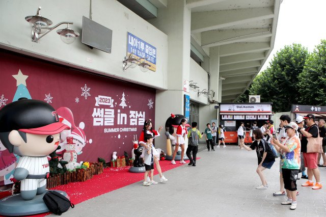 본문 이미지 - 지난해 한 여름의 크리스마스 이벤트의 모습 (LG 트윈스 제공)