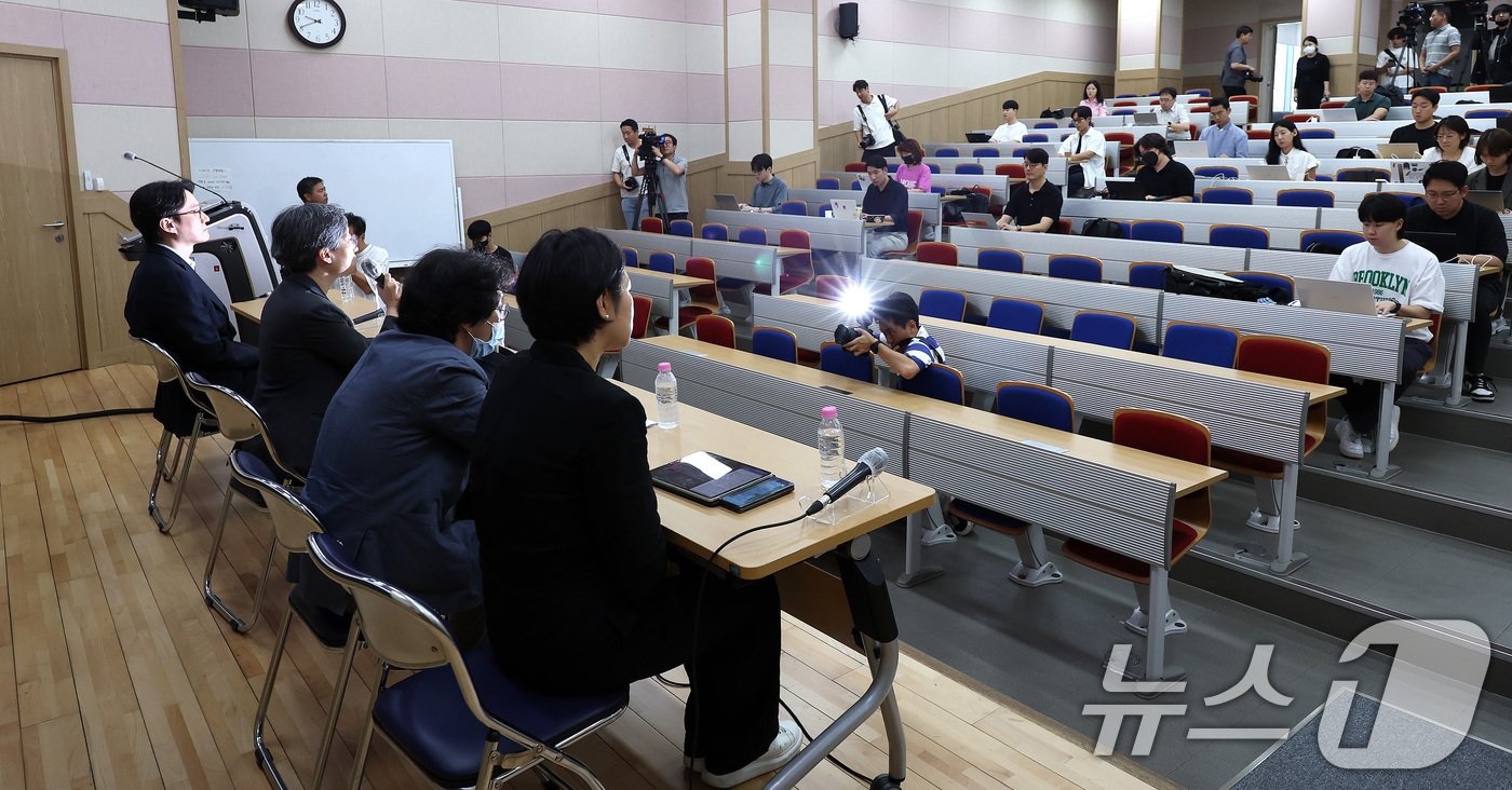 서울대병원 교수들이 전국 수련병원에 전공의 사직을 최종처리하라고 정부가 요청한 날인 15일 서울 종로구 서울의대 융합관에서 열린 비상대책위원회 기자회견에서 ’조규홍 보건복지부 장관께 드리는 의견‘을 전하고 있다. 2024.7.15/뉴스1 ⓒ News1 박지혜 기자