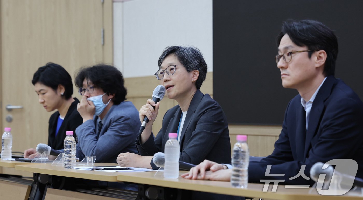 강희경 서울의대·서울대병원 교수협의회 비상대책위원회 위원장이 전국 수련병원에 전공의 사직을 최종처리하라고 정부가 요청한 날인 15일 서울 종로구 서울의대 융합관에서 열린 비상대책위원회 기자회견에서 ’조규홍 보건복지부 장관께 드리는 의견‘을 전하고 있다. 2024.7.15/뉴스1 ⓒ News1 박지혜 기자