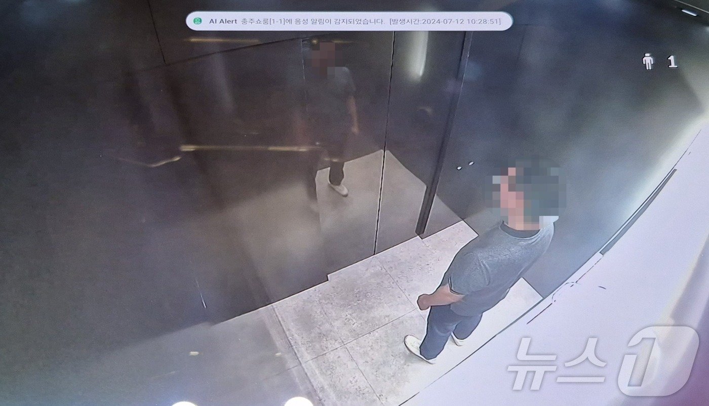 본문 이미지 - 현대엘리베이터 충주 본사 내 승강기에 탑승한 인원이 소리를 외치자 인공지능(AI) 기반 승강기 유지관리 시스템 '미리'(MIRI)가 이상 행동을 감지하고 경고 문구를 알렸다. 2024.7.12/뉴스1 최동현 기자