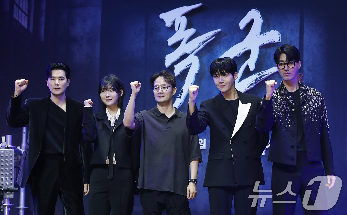 본문 이미지 - 배우 김강우(왼쪽부터)와 조윤수, 박훈정 감독, 김선호, 차승원이 15일 서울 강남구 그랜드 인터컨티넨탈 서울 파르나스에서 열린 디즈니+ 오리지널 시리즈 '폭군' 제작보고회에서 포즈를 취하고 있다. '폭군'은 '폭군 프로그램'의 마지막 샘플이 배달사고로 사라진 후 각기 다른 목적으로 그것을 차지하기 위해 모여든 사람들이 서로 쫓고 쫓기게 되는 이야기를 그린 추격 액션 스릴러물이다. 2024.7.15./뉴스1 ⓒ News1 권현진 기자