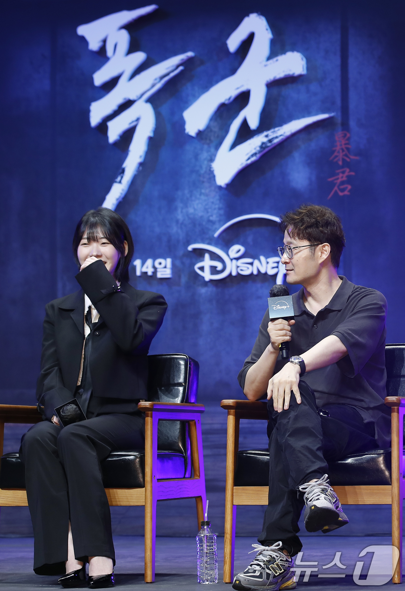 (서울=뉴스1) 권현진 기자 = 박훈정(오른쪽) 감독이 15일 서울 강남구 그랜드 인터컨티넨탈 서울 파르나스에서 열린 디즈니+ 오리지널 시리즈 '폭군' 제작보고회에서 배우 조윤수에 …
