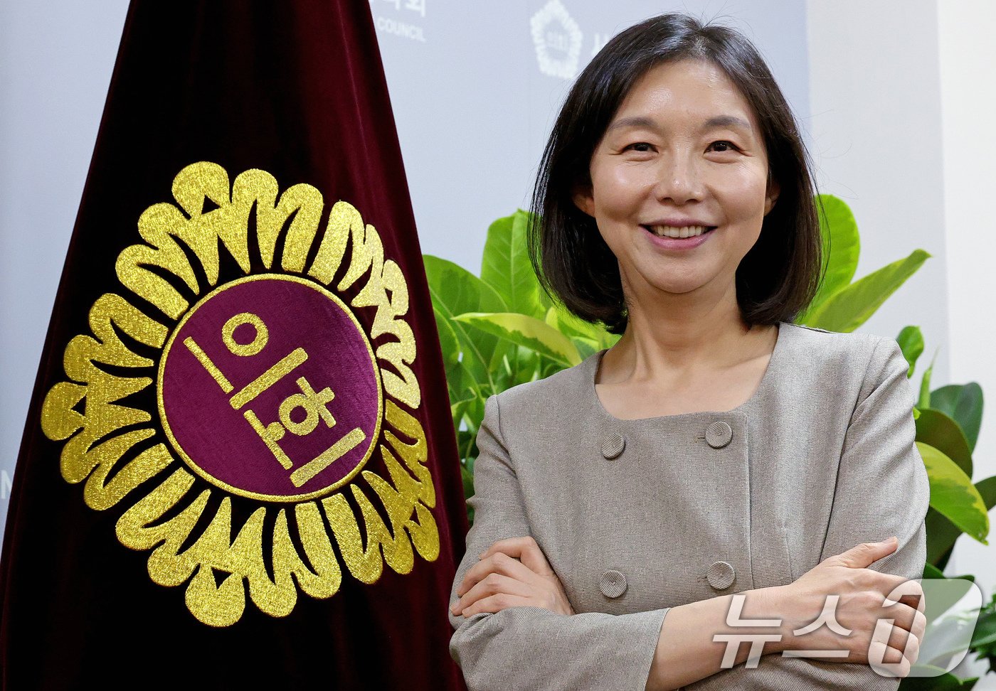 본문 이미지 - 최호정 서울시의회 의장이 15일 서울 중구 서울시의회 의장실에서 포즈를 취하고 있다. 2024.7.15/뉴스1 ⓒ News1 장수영 기자