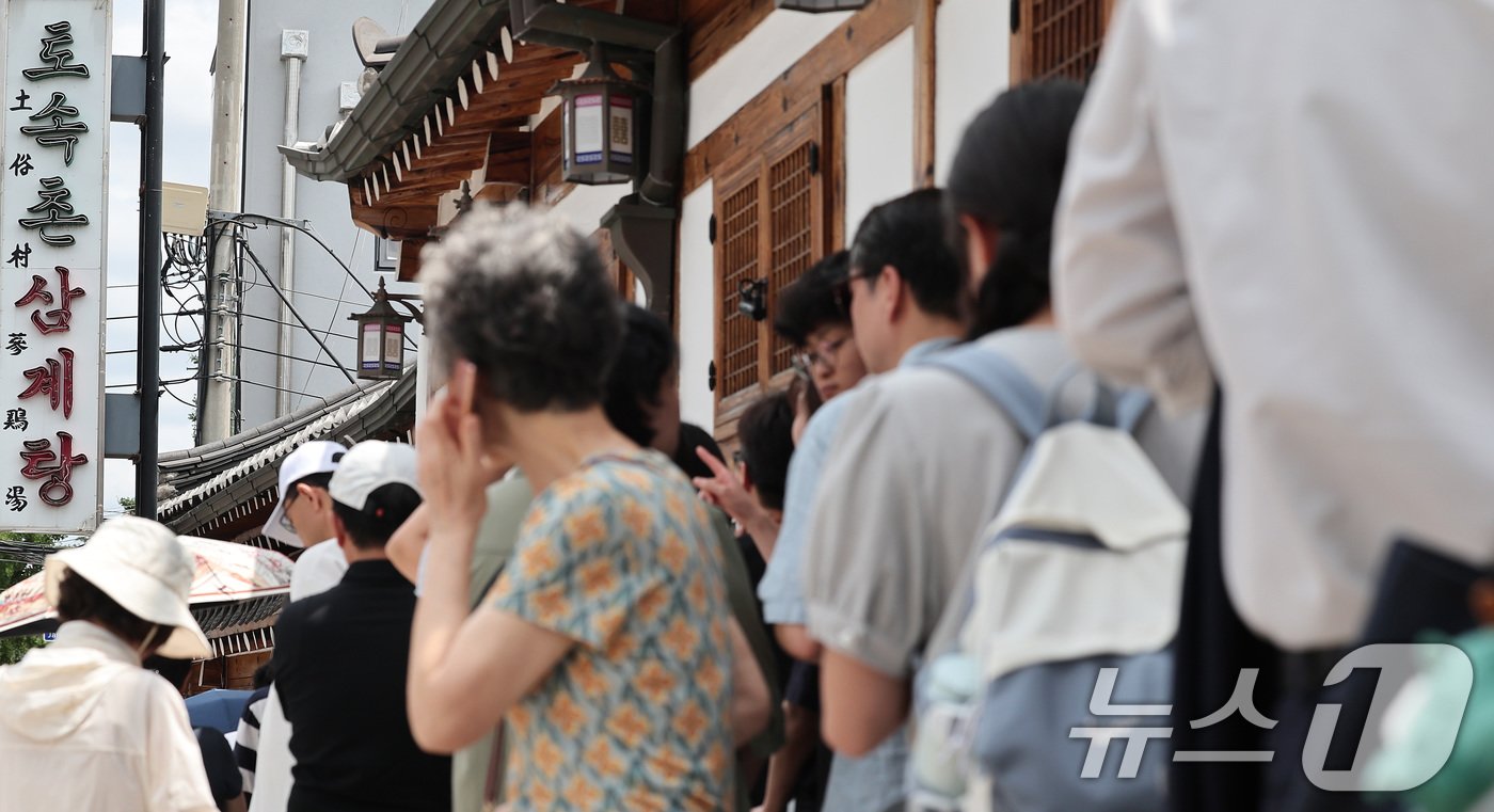 초복인 15일 서울 종로구의 한 삼계탕 전문점을 찾은 시민들이 줄을 지어 입장 순서를 기다리고 있다. 2024.7.15/뉴스1 ⓒ News1 김성진 기자