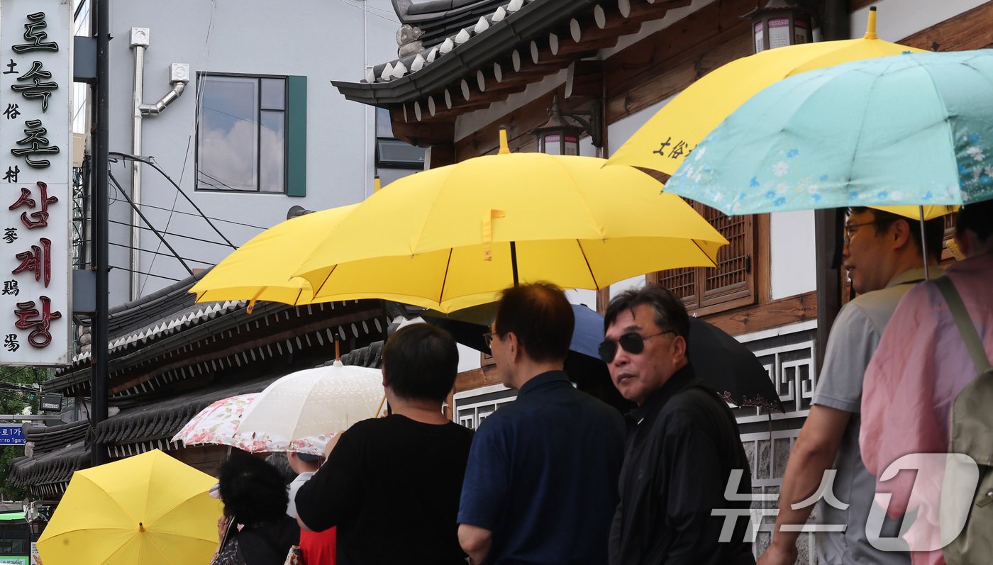 초복인 15일 서울 종로구의 한 삼계탕 전문점을 찾은 시민들이 줄을 지어 입장 순서를 기다리고 있다. 2024.7.15/뉴스1 ⓒ News1 김성진 기자