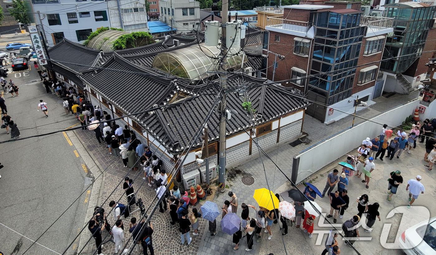 (서울=뉴스1) 김성진 기자 = 초복인 15일 서울 종로구의 한 삼계탕 전문점을 찾은 시민들이 줄을 지어 입장 순서를 기다리고 있다. 2024.7.15/뉴스1