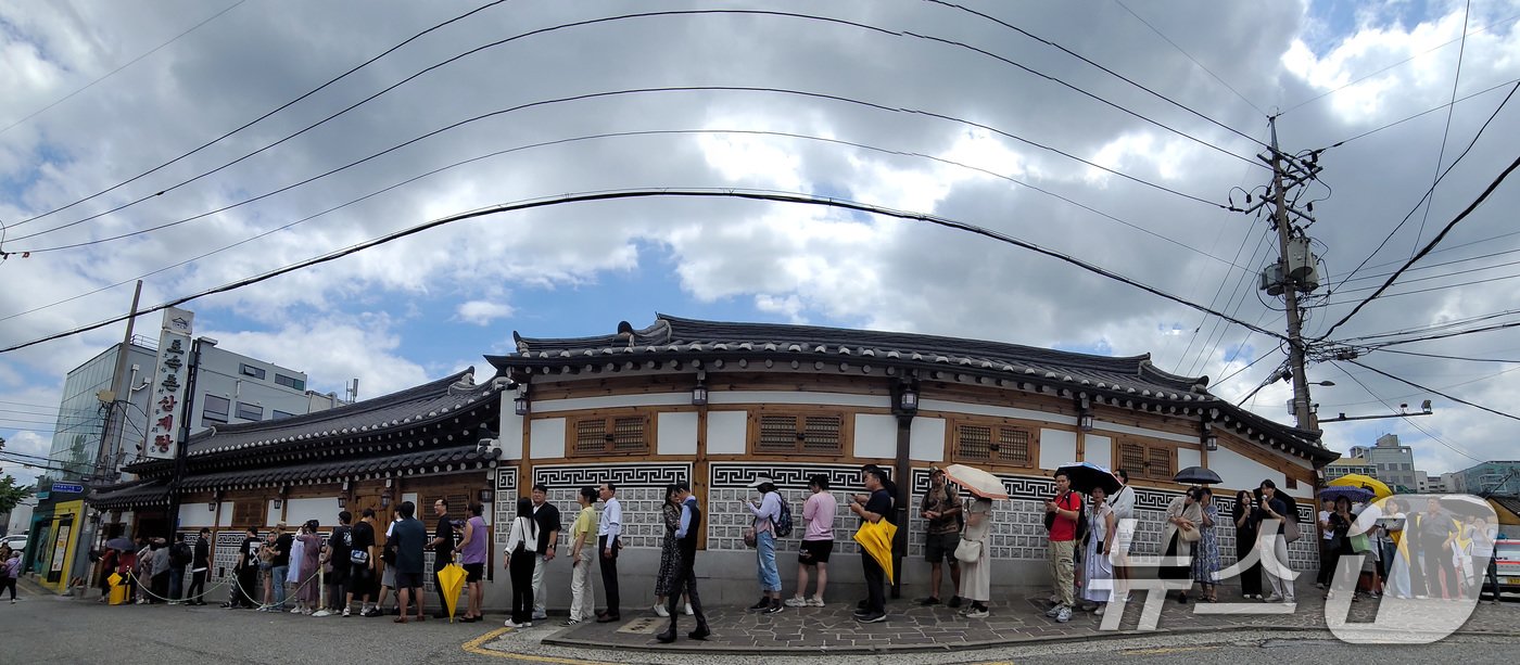 본문 이미지 - 초복인 15일 서울 종로구의 한 삼계탕 전문점을 찾은 시민들이 줄을 지어 입장 순서를 기다리고 있다. 2024.7.15/뉴스1 ⓒ News1 김성진 기자