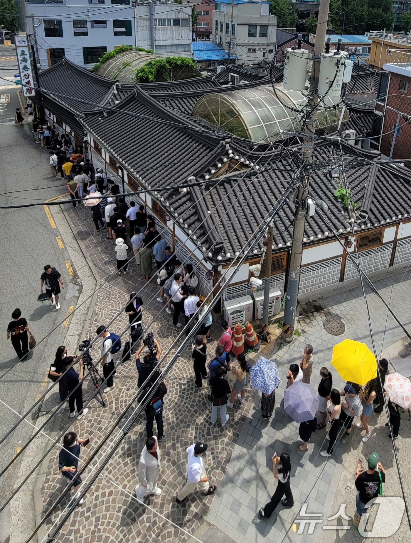 초복인 15일 서울 종로구의 한 삼계탕 전문점을 찾은 시민들이 줄을 지어 입장 순서를 기다리고 있다. 2024.7.15/뉴스1 ⓒ News1 김성진 기자