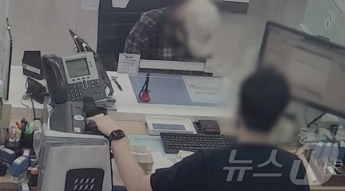 본문 이미지 - 80대 A씨가 은행해서 돈을 인출하는 폐쇄회로(CC)TV화면.(울산경찰청제공)