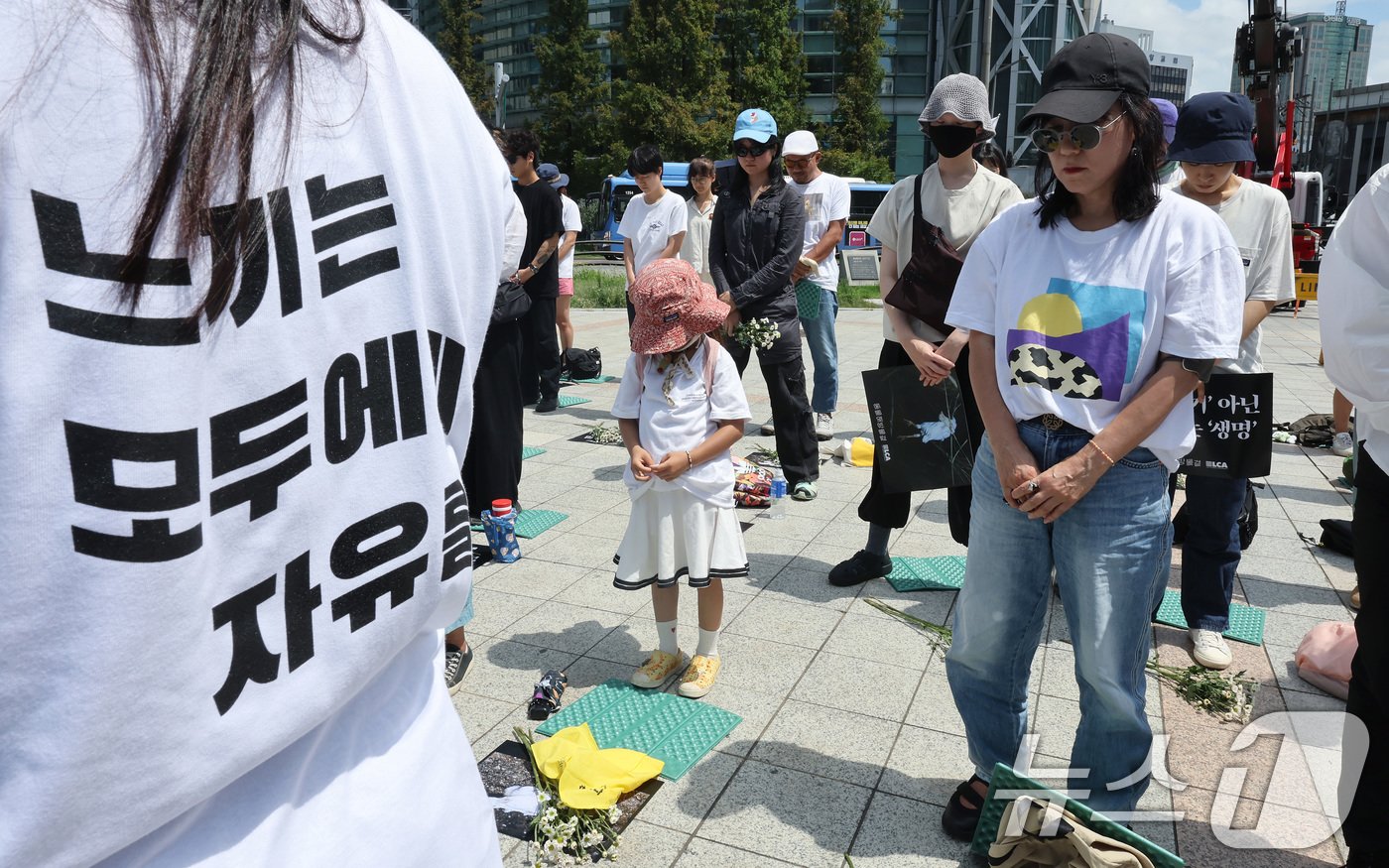 본문 이미지 - 초복인 15일 서울 종로구 보신각 앞에서 열린 &#39;2024 복날추모행동&#39;에서 참가자들이 밀집 사육되는 닭을 애도 묵념하고 있다.  2024.7.15/뉴스1 ⓒ News1 이동해 기자