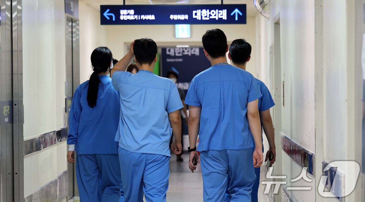본문 이미지 - 정부가 정한 전공의 복귀 시한일인 15일 서울의 한 대학병원에서 의료진이 이동하고 있다. 2024.7.15/뉴스1 ⓒ News1 박지혜 기자