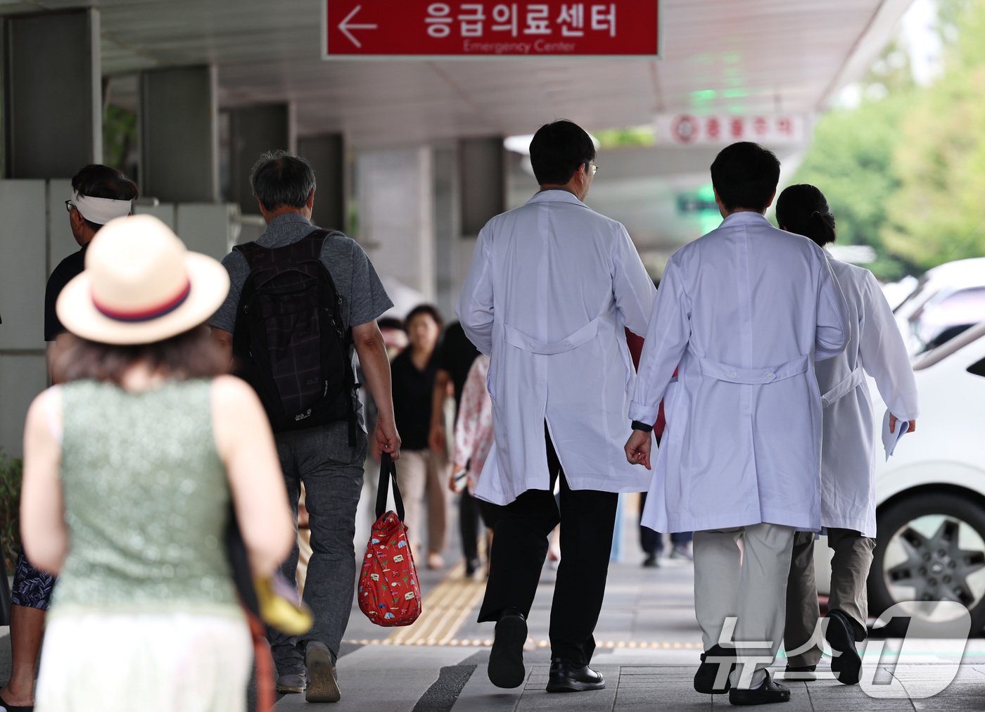 본문 이미지 - 정부가 수련병원들에 주문한 전공의 사직서 처리 기한인 15일 오후 서울의 한 대형병원에서 의료진이 이동하고 있다. 2024.7.15/뉴스1 ⓒ News1 구윤성 기자