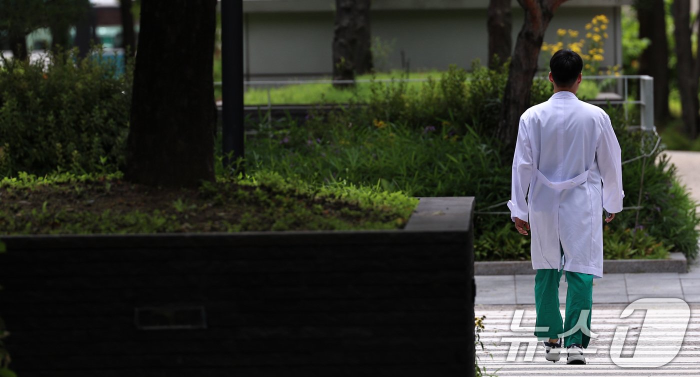 본문 이미지 - 서울의 한 대형병원에서 의료진이 이동하고 있다. 2024.7.15/뉴스1 ⓒ News1 구윤성 기자