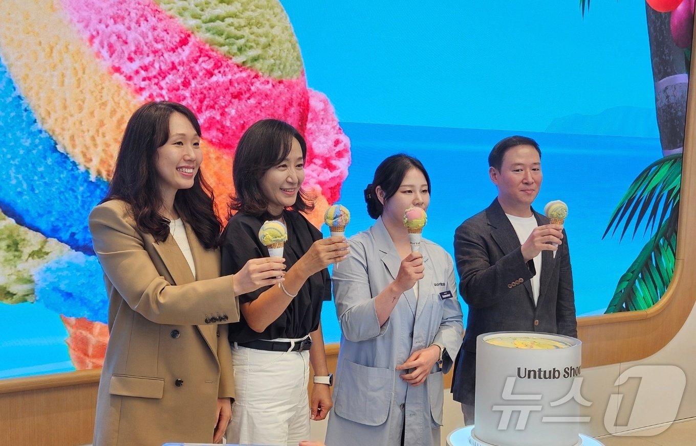 본문 이미지 - 허희수 SPC 부사장(맨 오른쪽)이 15일 서울 서초구 '워크숍 바이 배스킨라빈스'에서 열린 신메뉴 '트로피컬 썸머 플레이' 론칭쇼에 참석했다.ⓒ 뉴스1/김진희 기자.