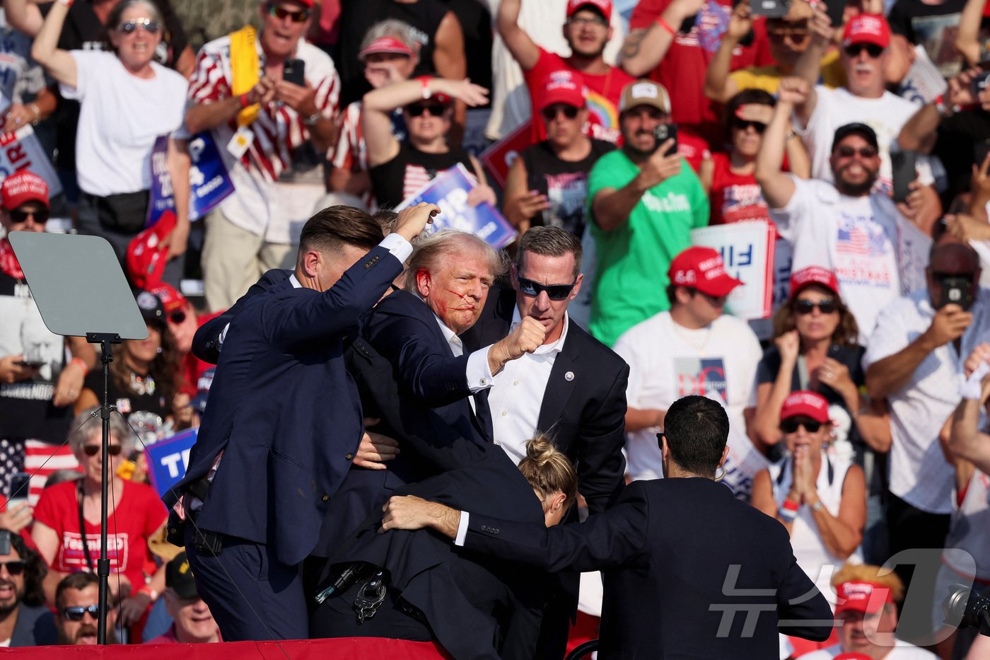 본문 이미지 - 13일(현지시간) 미국 공화당 대선 후보인 트럼프 전 대통령이 펜실베이니아 버틀러에서 열린 집회에서 연설 도중 총격을 받고 주먹을 쥐어 보이자 지지자들이 "USA＂를 외치며 환호하고 있다. 2024.07.15. ⓒ 로이터=뉴스1 ⓒ News1 장시온 기자