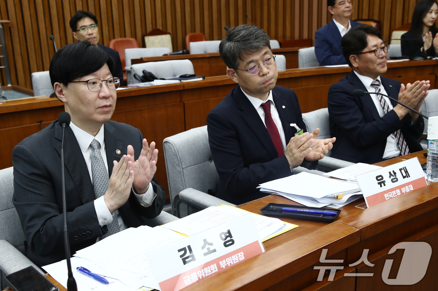 (서울=뉴스1) 이광호 기자 = 김소영 금융위 부위원장(왼쪽부터)과 유상대 한국은행 부총재, 최인호 서민금융진흥원 부원장이 15일 오후 서울 여의도 국회에서 열린 국민의힘 민생경제 …