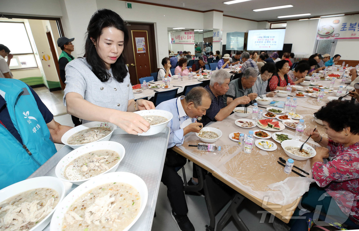 (광주=뉴스1) = 초복인 15일 광주 북구 두암3동 행정복지센터에서 열린 ‘어르신 건강한 여름나기’ 초복맞이 삼계죽 나눔행사에서 문인 북구청장과 임순환 주민자치회장 등 자원봉사자 …