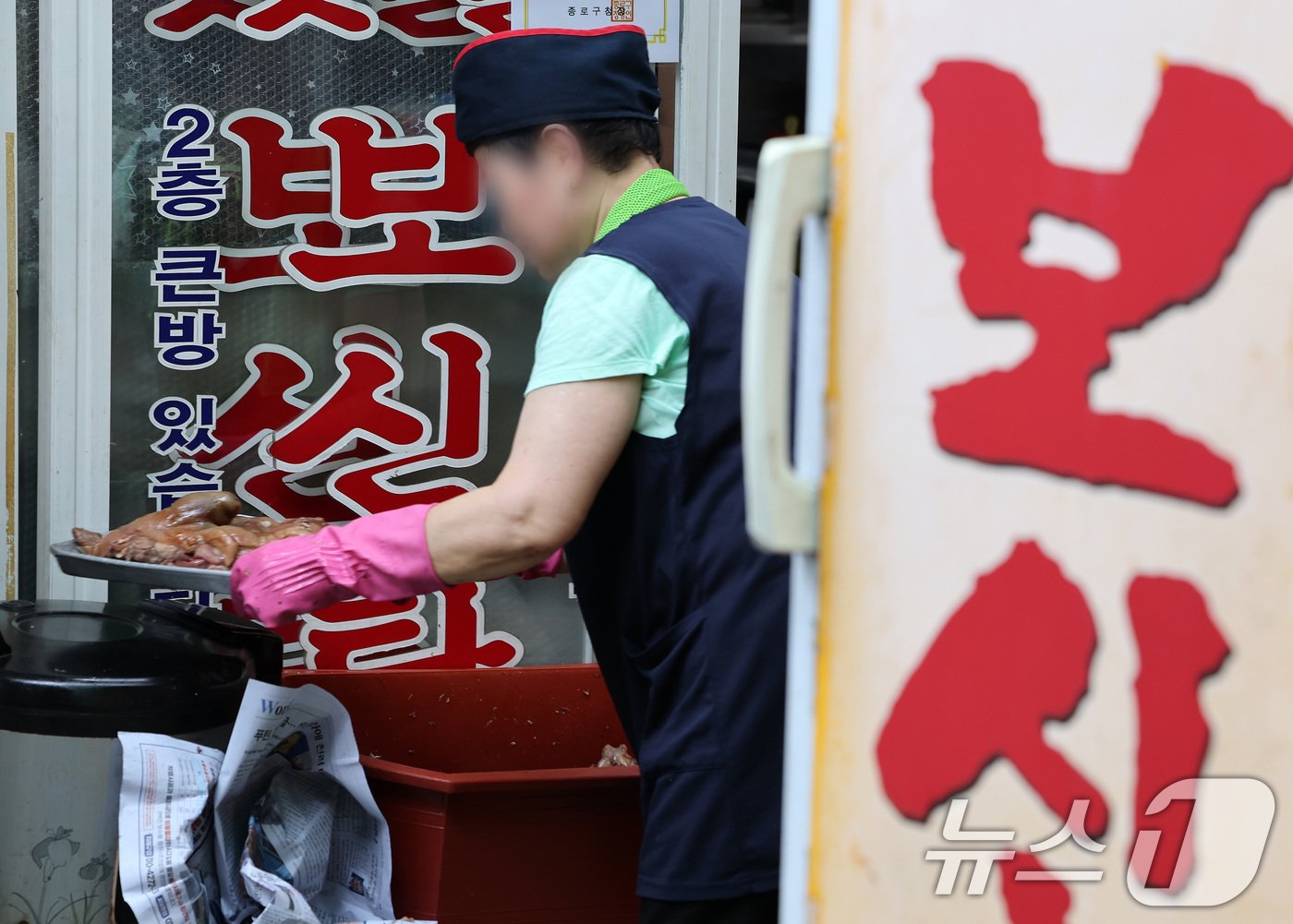 본문 이미지 - 초복인 15일 서울 종로구 보신탕 골목에서 식당 관계자가 점심식사 준비를 하고 있다.  2024.7.15/뉴스1 ⓒ News1 이동해 기자