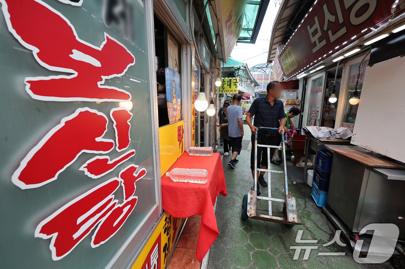 본문 이미지 - 초복인 15일 서울 종로구 보신탕 골목에서 시민들이 오가고 있다. 2024.7.15/뉴스1 ⓒ News1 이동해 기자