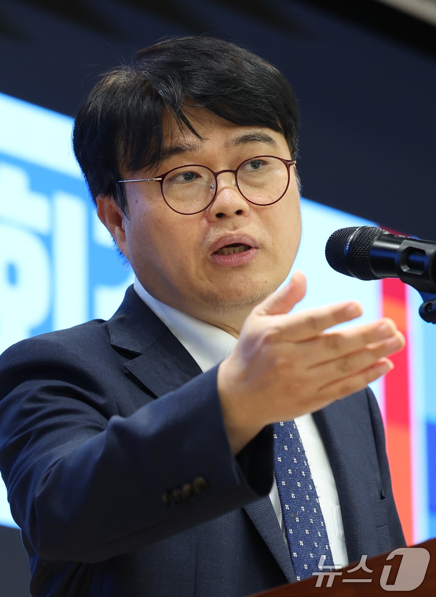 본문 이미지 - 임현택 대한의사협회 회장이 15일 오후 서울 용산구 의협회관에서 열린 현안 관련 기자회견에서 취재진의 질문을 받고 있다. 2024.7.15/뉴스1 ⓒ News1 박지혜 기자