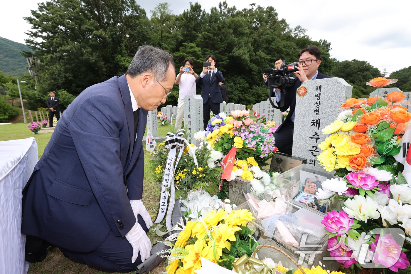 추경호 국민의힘 원내대표가 15일 국립대전현충원을 찾아 1주기를 앞두고 있는 고 채상병 묘소를 참배하고 있다.&#40;국민의힘 제공&#41;2024.7.15/뉴스1