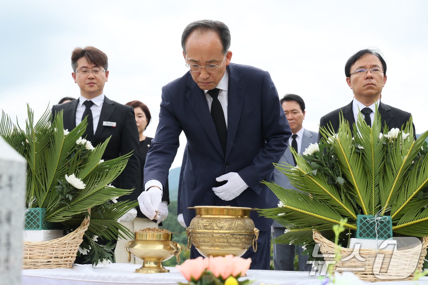 추경호 국민의힘 원내대표가 15일 국립대전현충원을 찾아 1주기를 앞두고 있는 고 채상병 묘소를 참배하고 있다.&#40;국민의힘 제공&#41;2024.7.15/뉴스1