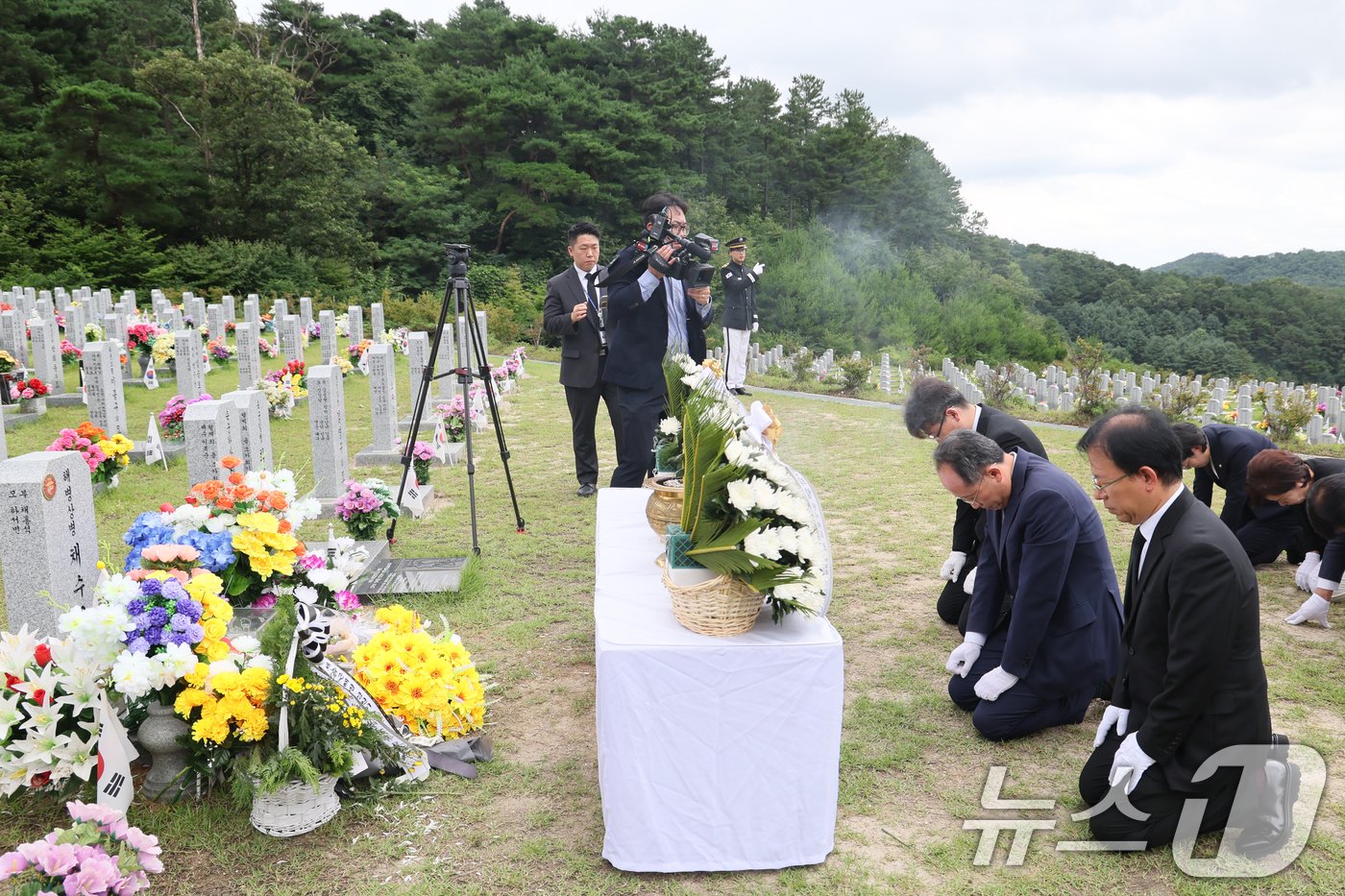 추경호 국민의힘 원내대표가 15일 국립대전현충원을 찾아 1주기를 앞두고 있는 고 채상병 묘소를 참배하고 있다. &#40;국민의힘 제공&#41;2024.7.15/뉴스1