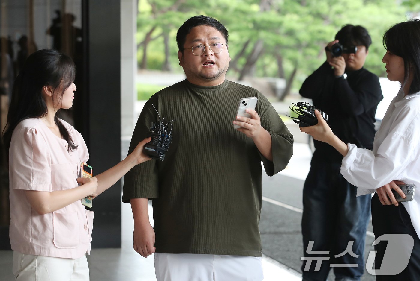 구독자 1000만여 명을 보유한 유튜버 쯔양&#40;본명 박정원&#41;의 과거를 폭로하겠다고 협박한 혐의로 고발당한 유튜버 구제역&#40;본명 이준희&#41;이 15일 오후 서울 서초구 서울중앙지검에 자진 출석하며 취재진의 질문에 답하고 있다. 2024.7.15/뉴스1 ⓒ News1 임세영 기자