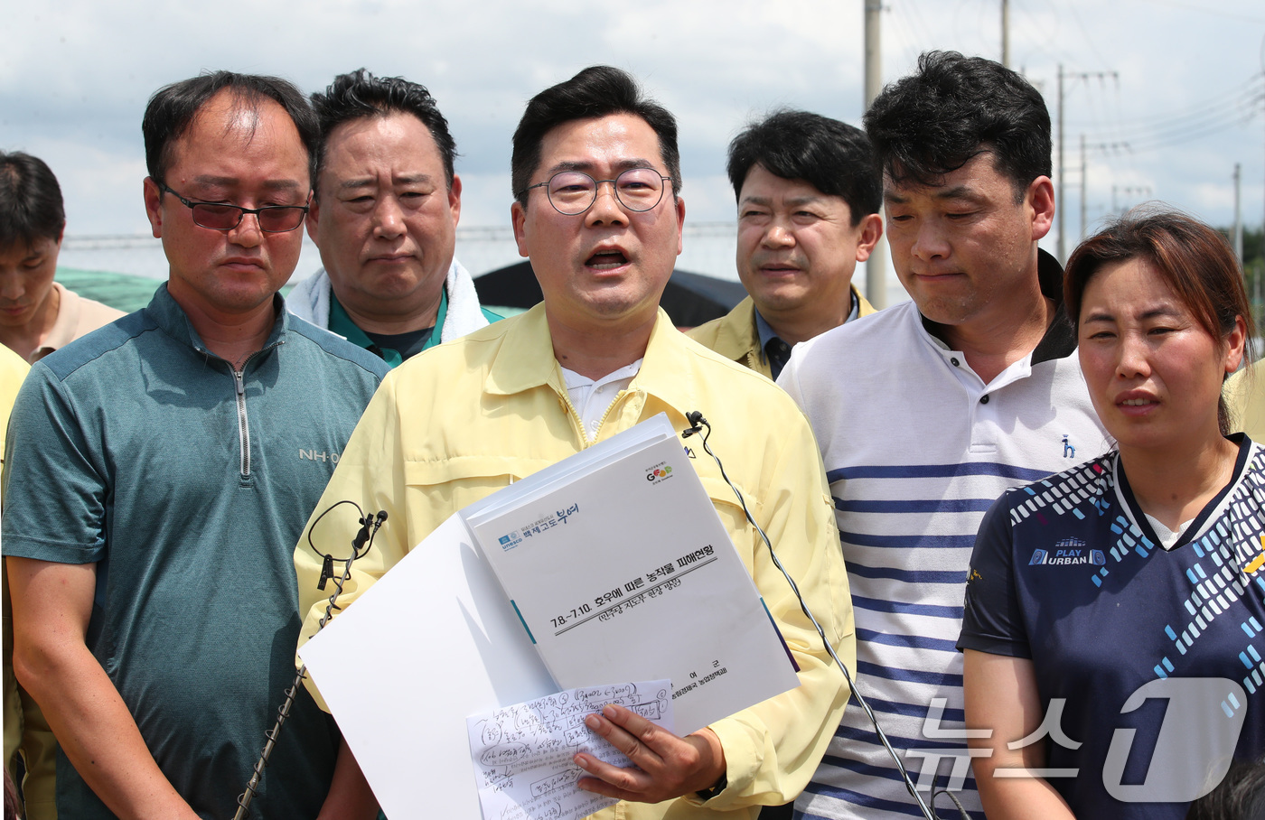 (부여=뉴스1) 김기태 기자 = 박찬대 더불어민주당 대표 직무대행 겸 원내대표가 15일 충남 부여 세도면 수해지역을 방문해 피해 농민과 간담회를 마치고 발언하고 있다. 2024.7 …